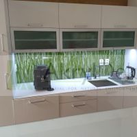 Kuchyňský obklad se zelenou trávou v akrylátovém skle